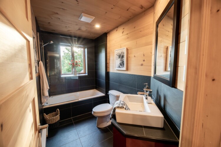 Salle de bain du chalet à louer Chalet Chic Rustique dans les Laurentides, chalet avec spa à Val-des-Lacs