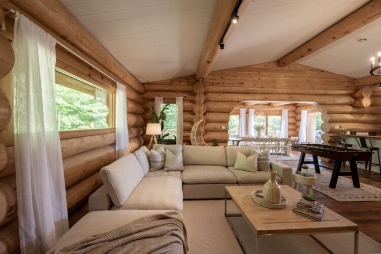 Salon du chalet à louer Chalet Chic Rustique dans les Laurentides, chalet avec spa à Val-des-Lacs