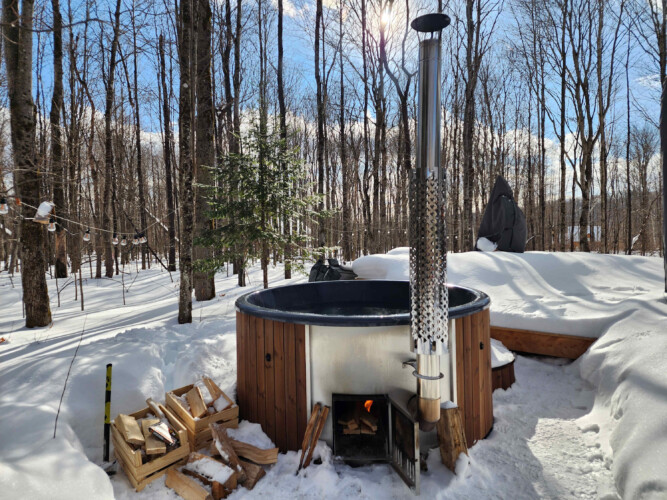 Spa du chalet a louer Kartalla dans les Laurentides, chalet A-frame avec spa à Amherst