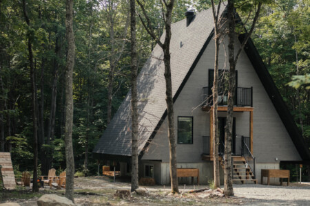 Façade du chalet a louer Kartalla dans les Laurentides, chalet A-frame avec spa à Amherst