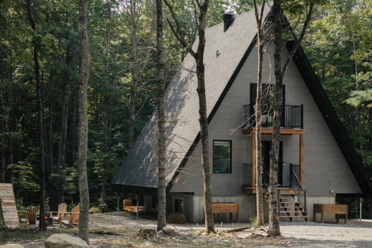 Façade du chalet a louer Kartalla dans les Laurentides, chalet A-frame avec spa à Amherst