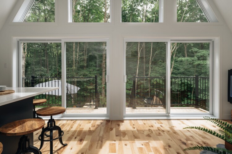 Grande fenestration du chalet a louer Kartalla dans les Laurentides, chalet A-frame avec spa à Amherst