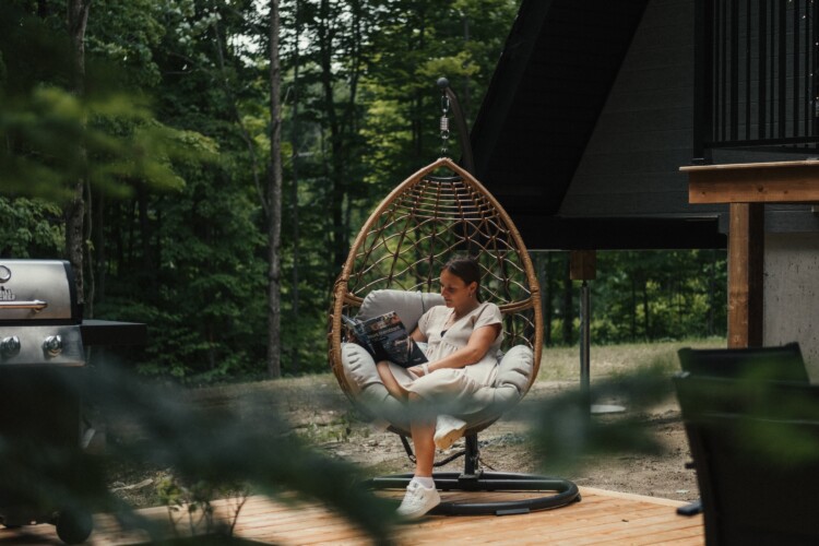 Chaise du chalet a louer Kartalla dans les Laurentides, chalet A-frame avec spa à Amherst