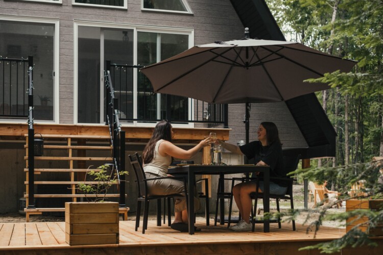 Terrasse du chalet a louer Kartalla dans les Laurentides, chalet A-frame avec spa à Amherst