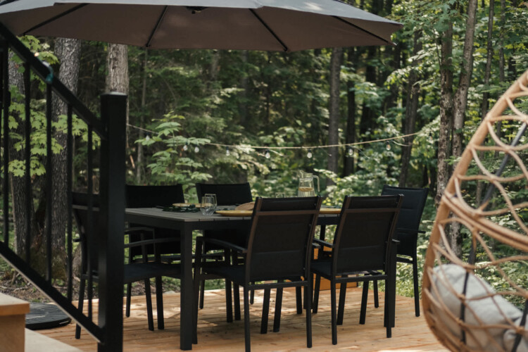 Table extérieur du chalet a louer Kartalla dans les Laurentides, chalet A-frame avec spa à Amherst