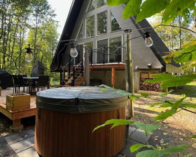Façade et spa du chalet a louer Kartalla dans les Laurentides, chalet A-frame avec spa à Amherst