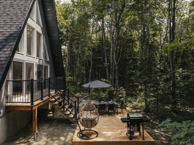 Terrasse du chalet a louer Kartalla dans les Laurentides, chalet A-frame avec spa à Amherst
