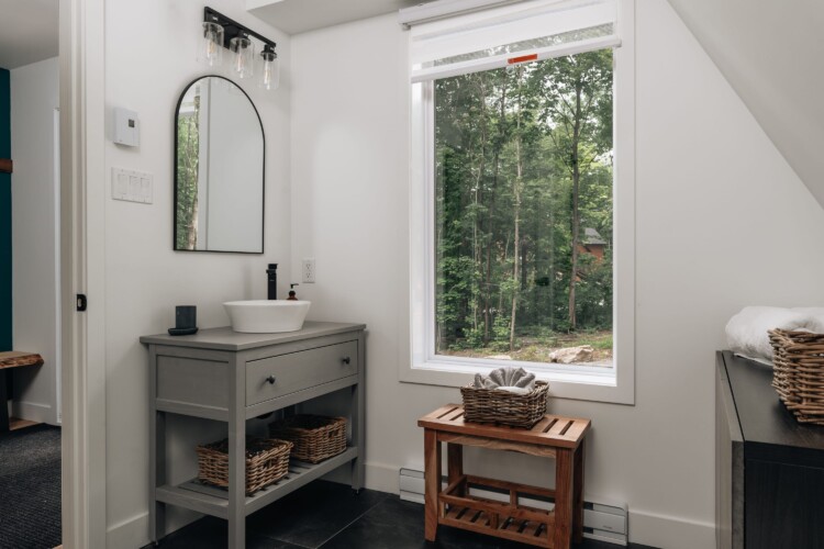 Salle de bain du chalet a louer Kartalla dans les Laurentides, chalet A-frame avec spa à Amherst
