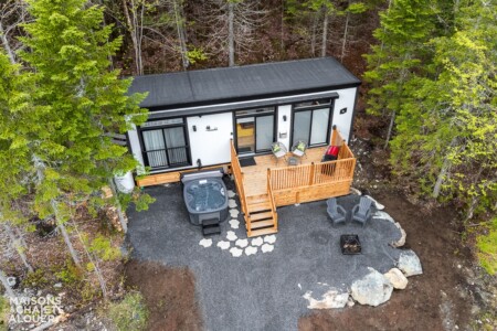 Vue en plongé de la façade du chalet à louer Le Bonheur de Billie à Chaudière-Appalaches, chalet avec spa à Adstock
