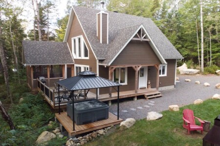 Façade du chalet à louer Chalet le boréal à Lanaudière, chalet bord de l'eau à Chertsey