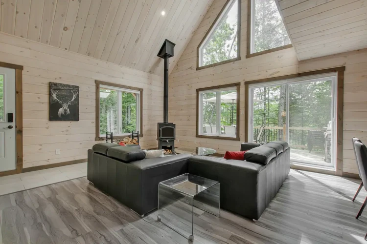 Salon du chalet à louer Chalet le boréal à Lanaudière, chalet bord de l'eau à Chertsey