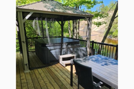 Vue du spa du chalet à louer Le St-Charles de Mandeville dans Lanaudière, chalet avec spa à Mandeville