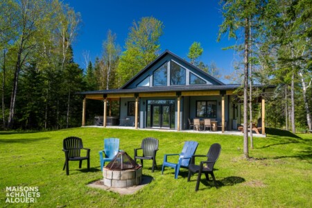 Facade du chalet à louer Le Borivage en Estrie, chalet au bord de l'eau à Marston