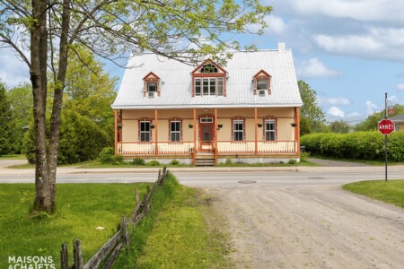 Façade du chalet à louer La Fleur des Iles dans la région de Québec, chalet Canadien avec foyer au bois à Saint-Pierre