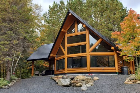 Façade du Chalet à louer Chalet en bois rond Le D’JIBOU à Chaudière-Appalaches, chalet avec avec spa à Lac-Etchemin.
