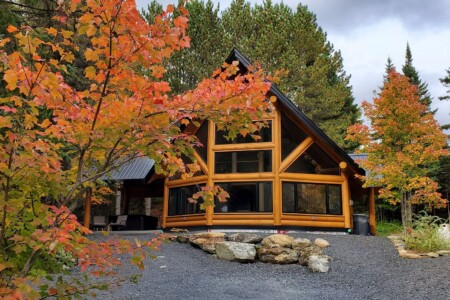 Vue en automne de la façade du Chalet en location Chalet en bois rond Le D’JIBOU à Chaudière-Appalaches, chalet avec avec spa à Lac-Etchemin.