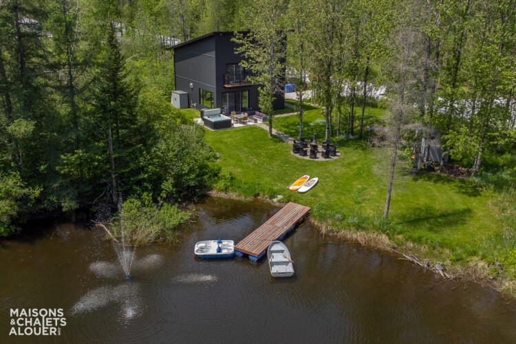 Photo en vol d'oiseau du Chalet à louer Au Lac du Roy en Estrie, chalet au bord de l'eau à Saint-Étienne-de-Bolton