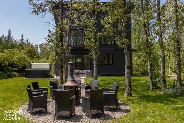 Foyer au bois extérieur du Chalet à louer Au Lac du Roy en Estrie, chalet au bord de l'eau à Saint-Étienne-de-Bolton