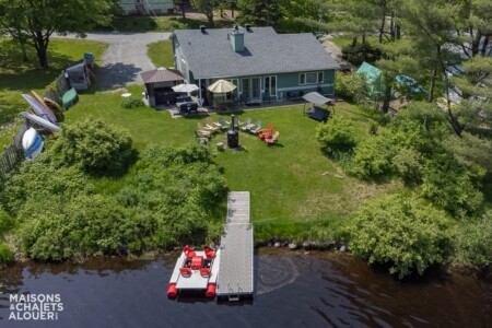Vue du chalet en vol d'oiseau du Chalet à louer La Magie du Lac en Estrie, chalet au bord de l'eau à Windsor