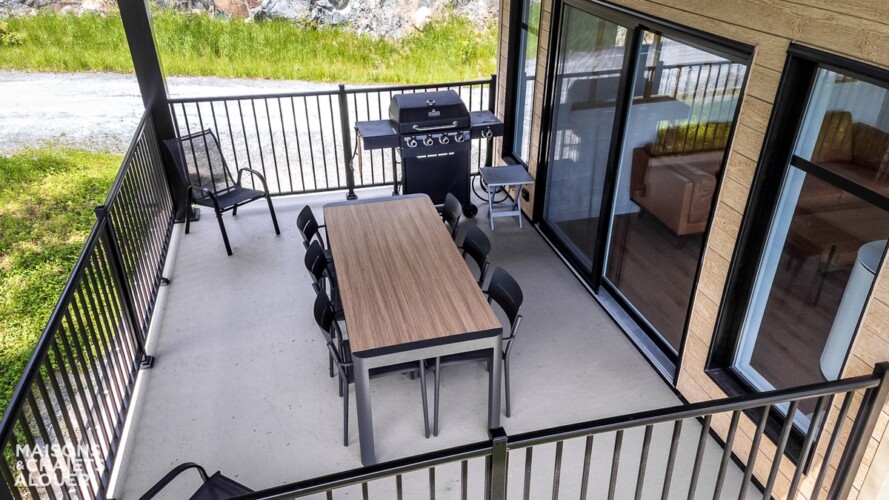 Terrasse du chalet à louer Au Belvédère d’Adstock à Chaudière-Appalaches, chalet avec spa à Adstock
