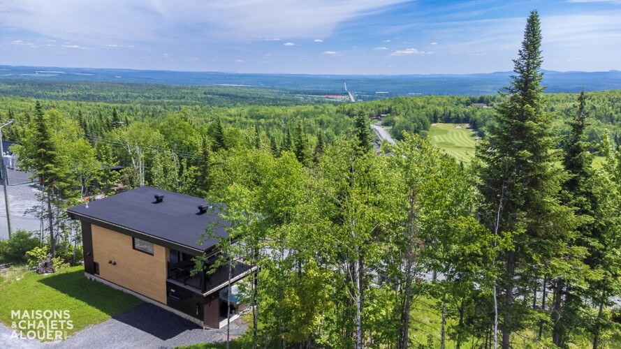 Vue en vol d'oiseau du chalet à louer Au Belvédère d’Adstock à Chaudière-Appalaches, chalet avec spa à Adstock
