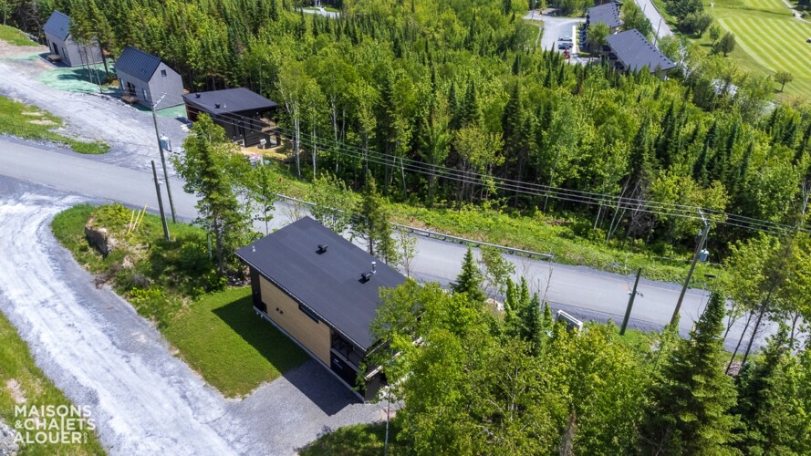 Vue des airs du chalet à louer Au Belvédère d’Adstock à Chaudière-Appalaches, chalet avec spa à Adstock