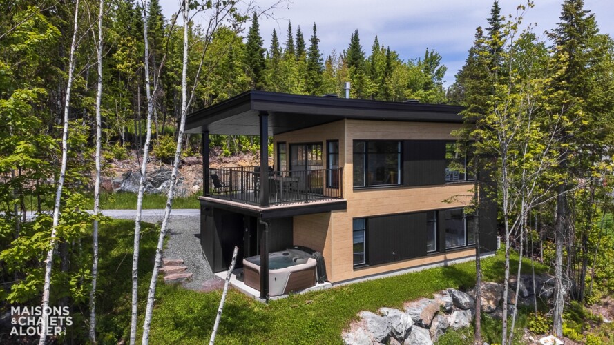 Façade du chalet à louer Au Belvédère d’Adstock à Chaudière-Appalaches, chalet avec spa à Adstock