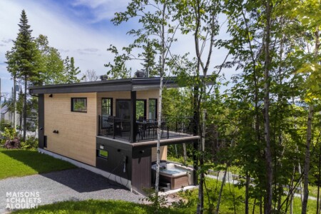 Façade du chalet à louer Au Belvédère d’Adstock à Chaudière-Appalaches, chalet avec spa à Adstock