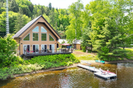 Façade du Chalet à louer Le Pin d’Épices à Lanaudière, chalet au bord de l'eau à Mandeville