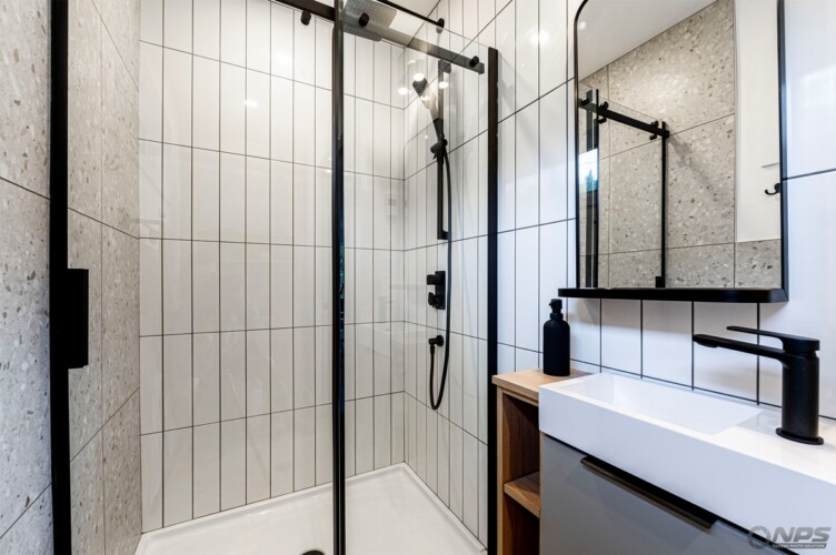 Douche vitrée en céramique du Chalet en location Le Skieur Adstock à Chaudière-Appalaches, chalet avec sauna à Adstock.