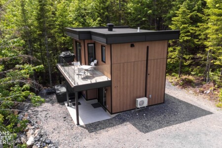 Vue aérienne du coté du Chalet à louer Le Séjour Enchanté d’Adstock, chalet avec spa à Adstock