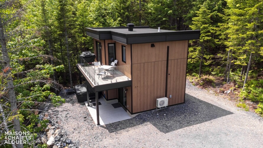 Vue aérienne du coté du Chalet à louer Le Séjour Enchanté d’Adstock, chalet avec spa à Adstock