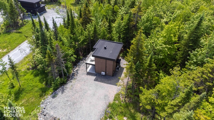 Vue en vol d'oiseau du Chalet à louer Le Séjour Enchanté d’Adstock, chalet avec spa à Adstock