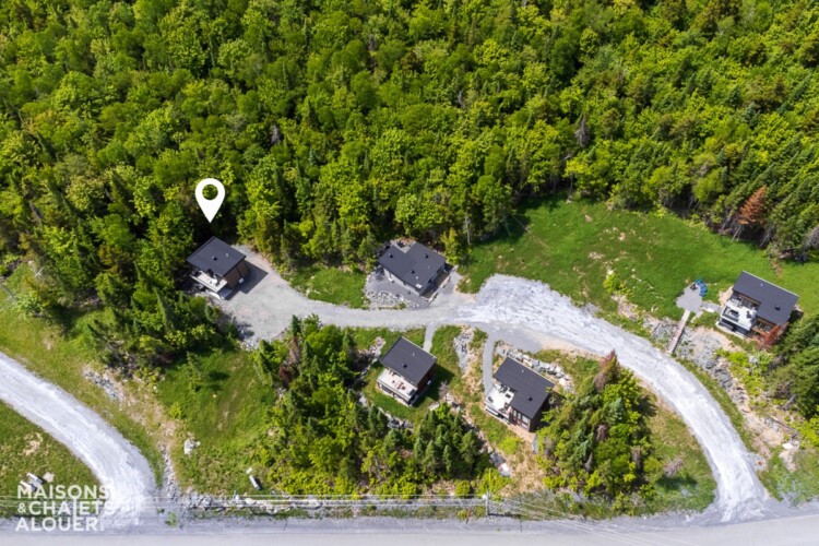 Vue aérienne du Chalet à louer Le Séjour Enchanté d’Adstock, chalet avec spa à Adstock