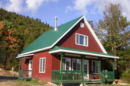 Façade du Chalet à louer chalet Jobin vacances familles à Lanaudière, chalet au bord de l'eau à Saint-Zénon