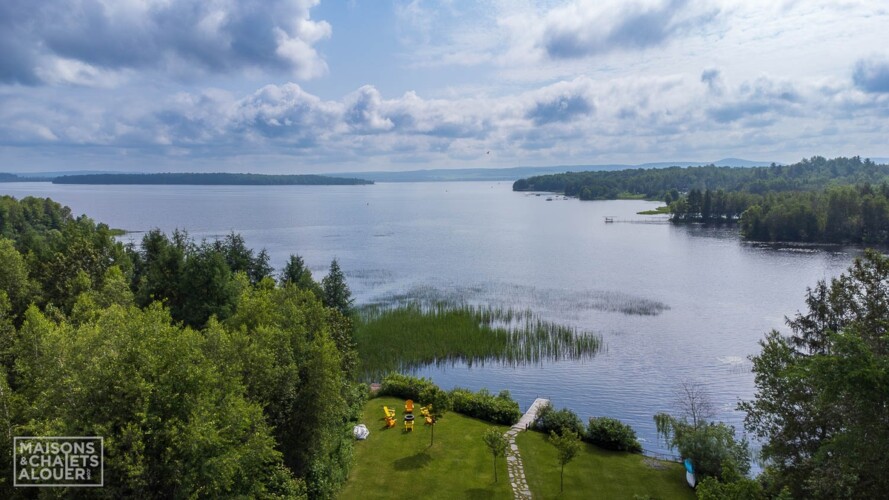 Vue du lac, des airs, du Chalet en location Le Saphir à Chaudière-Appalaches, chalet au bord de l'eau à Beaulac-Garthby