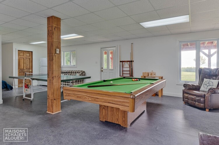 Table de ping-pong et de billard du Chalet en location Le Saphir à Chaudière-Appalaches, chalet au bord de l'eau à Beaulac-Garthby