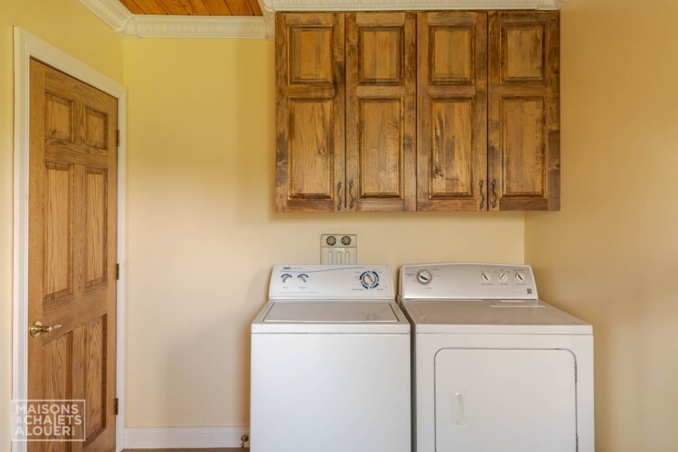Salle de lavage du Chalet en location Le Saphir à Chaudière-Appalaches, chalet au bord de l'eau à Beaulac-Garthby