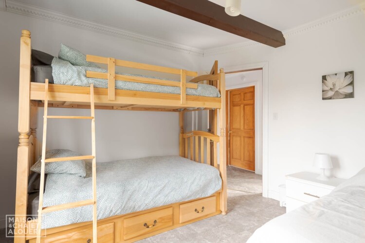 Chambre avec lit superposés du Chalet à louer Le Saphir à Chaudière-Appalaches, chalet au bord de l'eau à Beaulac-Garthby