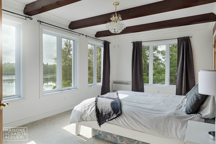 Chambre du Chalet à louer Le Saphir à Chaudière-Appalaches, chalet au bord de l'eau à Beaulac-Garthby