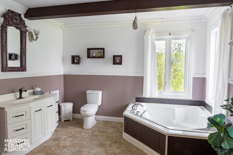 Salle de bain avec bain podium du Chalet à louer Le Saphir à Chaudière-Appalaches, chalet au bord de l'eau à Beaulac-Garthby
