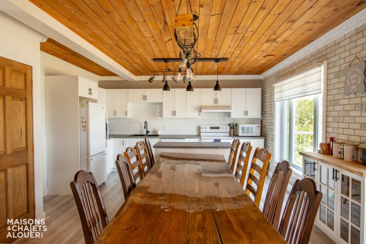 Table de salle à manger du Chalet en location Le Saphir à Chaudière-Appalaches, chalet au bord de l'eau à Beaulac-Garthby