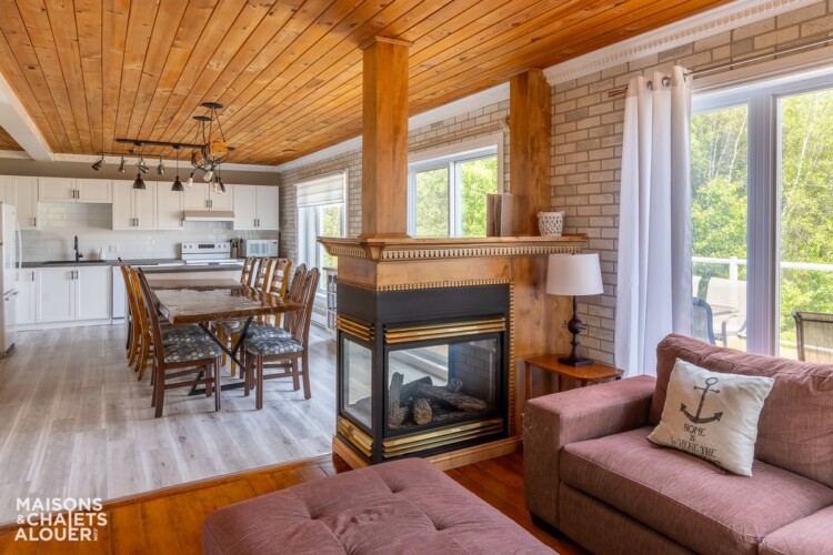 Espace commun du Chalet en location Le Saphir à Chaudière-Appalaches, chalet au bord de l'eau à Beaulac-Garthby