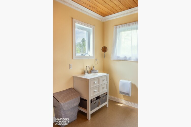 Lavabo du Chalet à louer Le Saphir à Chaudière-Appalaches, chalet au bord de l'eau à Beaulac-Garthby