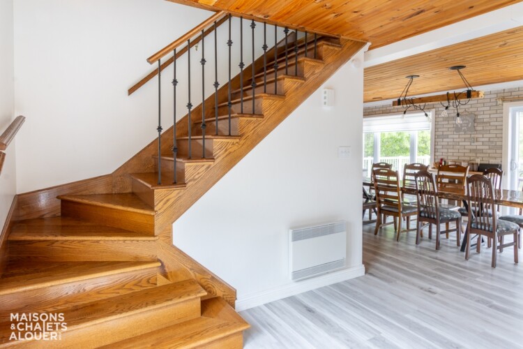 Escalier du Chalet en location Le Saphir à Chaudière-Appalaches, chalet au bord de l'eau à Beaulac-Garthby