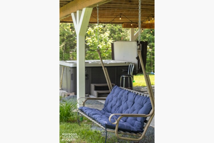 Chaise berçante du Chalet en location Le Saphir à Chaudière-Appalaches, chalet au bord de l'eau à Beaulac-Garthby