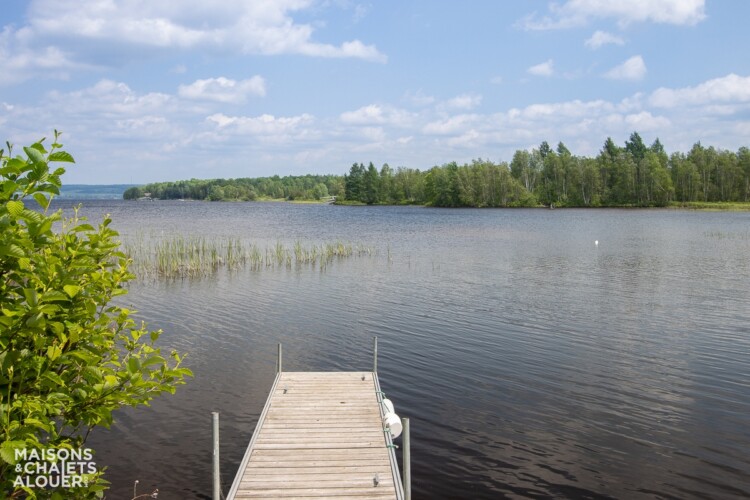 Vue du lac et du quai du Chalet en location Le Saphir à Chaudière-Appalaches, chalet au bord de l'eau à Beaulac-Garthby