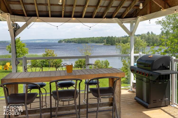 Vue du lac du Chalet à louer Le Saphir à Chaudière-Appalaches, chalet au bord de l'eau à Beaulac-Garthby