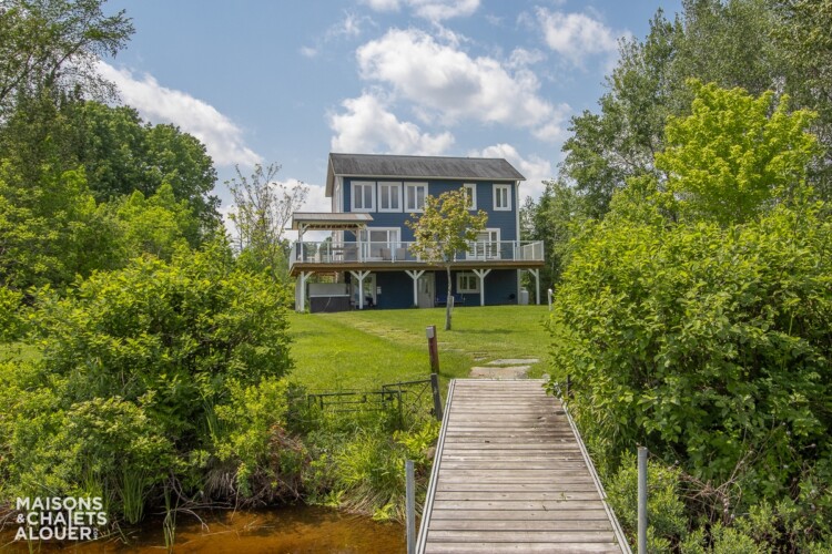 Vue du quai du Chalet à louer Le Saphir à Chaudière-Appalaches, chalet au bord de l'eau à Beaulac-Garthby