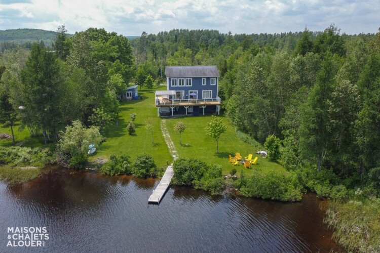 Façade vue des airs au dessus du lac du Chalet en location Le Saphir à Chaudière-Appalaches, chalet au bord de l'eau à Beaulac-Garthby